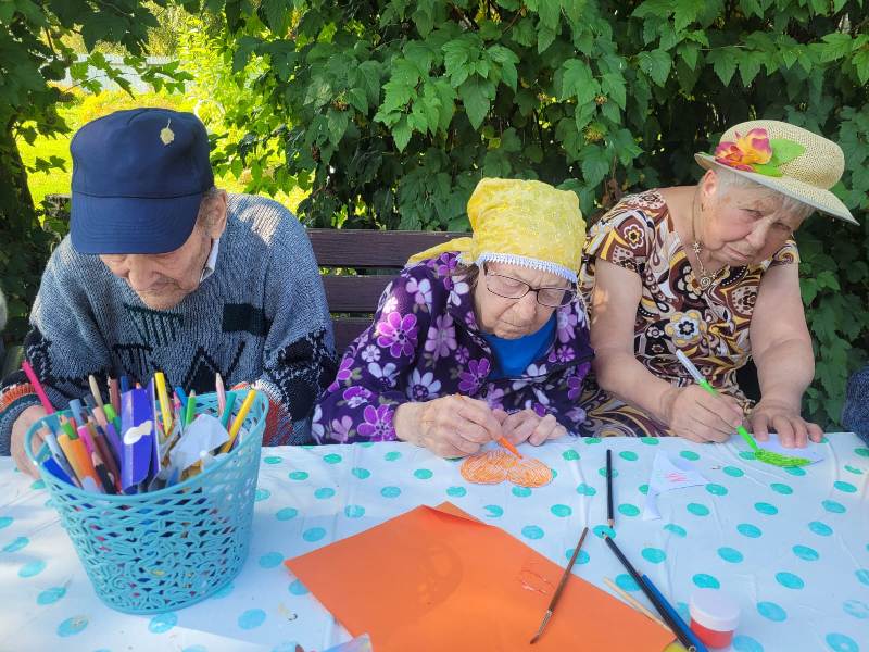 Ежедневно в стационарном отделении для престарелых и инвалидов №2 с получателями социальных услуг проходят занятия по арт-терапии.