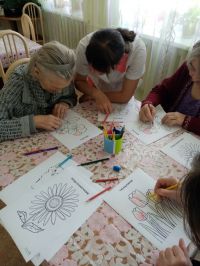 Занятия арт-терапии в стационарном отделении для престарелых и инвалидов